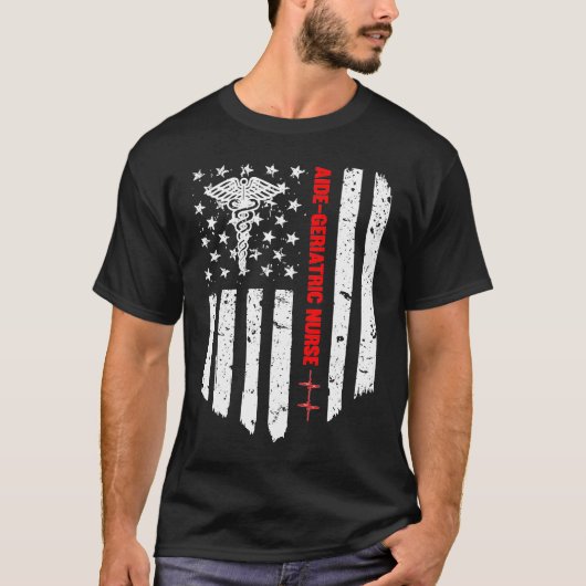 Aide高齢者ナース米国国旗RN登録済みN Tシャツ (正面)