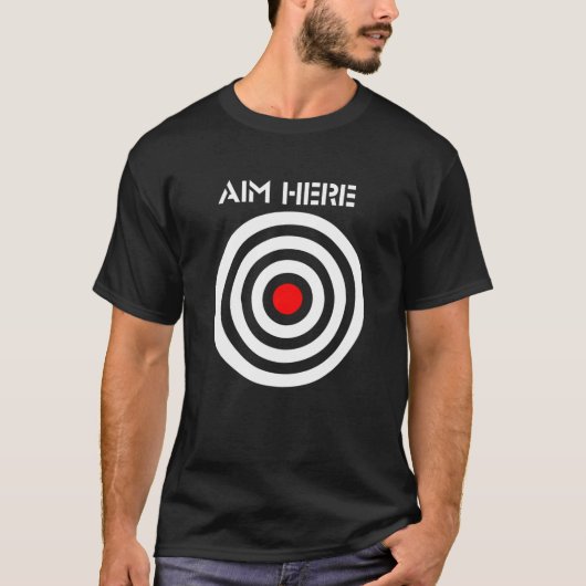 Aim HereおもしろいダーツプレイヤーBullseyeターゲット Tシャツ (正面)
