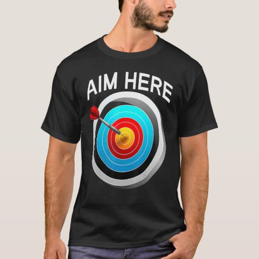 Aim HereダーツプレイヤーBullseyeターゲット Tシャツ (正面)