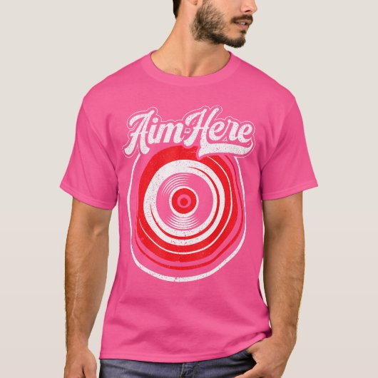 Aim Here Darts Darts Player Shooting Sport Tシャツ (正面)
