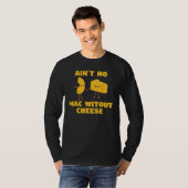 Ain t no mac without cheese  cute cool holding han tシャツ (正面フル)
