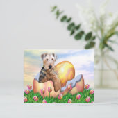 Airedaleテリアのイースター驚き シーズンポストカード (スタンド正面)