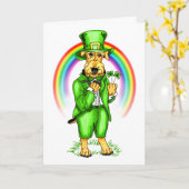 Airedaleテリアのセントパトリックの日の小妖精カード カード (黄色い花)