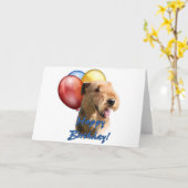 Airedaleテリアのハッピーバースデーの気球 カード (黄色い花)