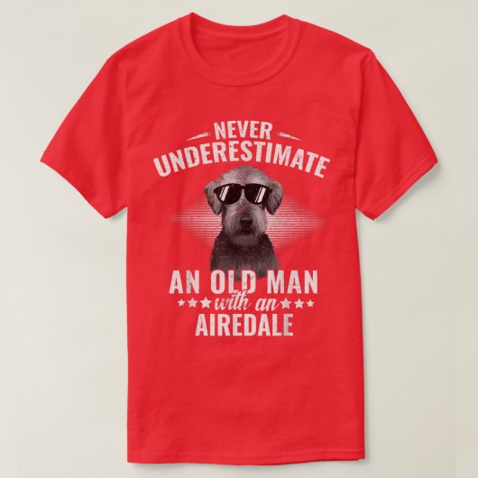 Airedale Terriの老人を過小評価しない Tシャツ (デザイン正面)