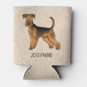 Airedale Terrierかわいい漫画の犬と名前ベージュ 缶クーラー (正面)