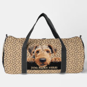 Airedale Terrierという名前の犬を追加 ダッフルバッグ (正面)