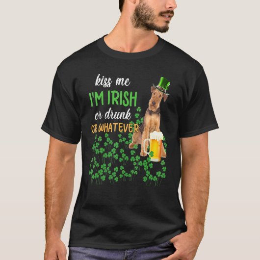 Airedale Terrierキス私はアイリッシュか飲Whaか Tシャツ (正面)