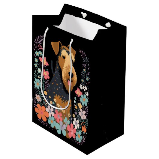 Airedale Terrier Dog in the Flower Gardenかわいい ミディアムペーパーバッグ (正面アングル)