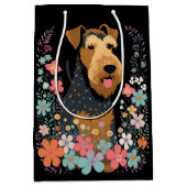 Airedale Terrier Dog in the Flower Gardenかわいい ミディアムペーパーバッグ (正面)