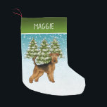 Airedale Terrier Dog Snowy Winter Forestと名前 スモールクリスマスストッキング<br><div class="desc">可愛いAiredale Terrier犬のデステイのオリジナル漫画イラストレーション。3本の緑のモミの木と降り積もる雪が積もった冬のシーンに犬を置く。背景は青から白のグラデーション与えのデザインは、寒い冬の日に見える。また、名前のパーソナライズ可能な文字領域を持つ上に緑のグラデーション線がある。</div>