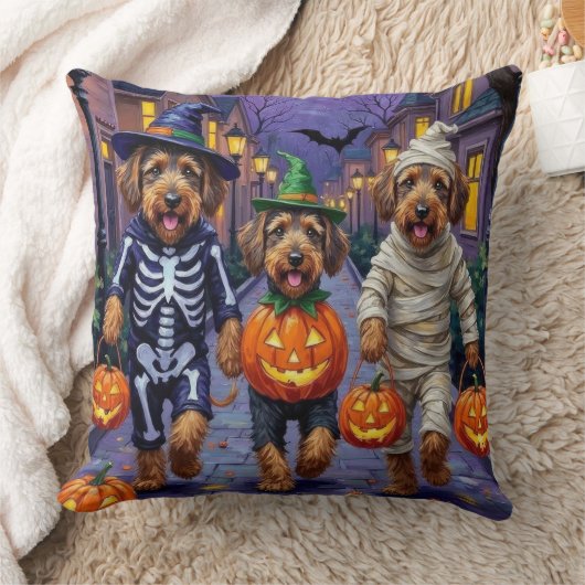 Airedale Terrier Dogs Trick-or-Treating Halloween  クッション (ブランケット)
