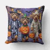 Airedale Terrier Dogs Trick-or-Treating Halloween  クッション (正面)
