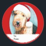 Airedale Terrier Santa Christmas Gift Tags ラウンドシール<br><div class="desc">Happy Airedale Terrierはサンタハットを着て救済お祝休みの準備ができている – Aire SantaはAirey Christmasと言う！Tシャツ、スウェットシャツ、カップ、マグカップ、グリーティングカードに加え、衣服やディスプレイに追加のアイテムで彼を見つける。</div>