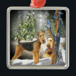 Airedale Terrier Winter Dayのギフト メタルオーナメント<br><div class="desc">冬の日にAiredale Terrier Petsは、テリア犬素晴らしの品種に情熱を持つ誰かに贈り物をする….マグカップ、カード、アパレル、チェックアウトするギフトアイディアの多く。</div>