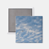 Airplane Crossing a Cloud-Filled Blue Sky マグネット (正面/裏面)
