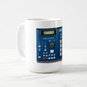 Akai MPC 2000xlのドラム・マシンの青 コーヒーマグカップ (正面左)