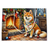 Akita Sitting by Fireplace with Christmas Lights ラージペーパーバッグ (正面)