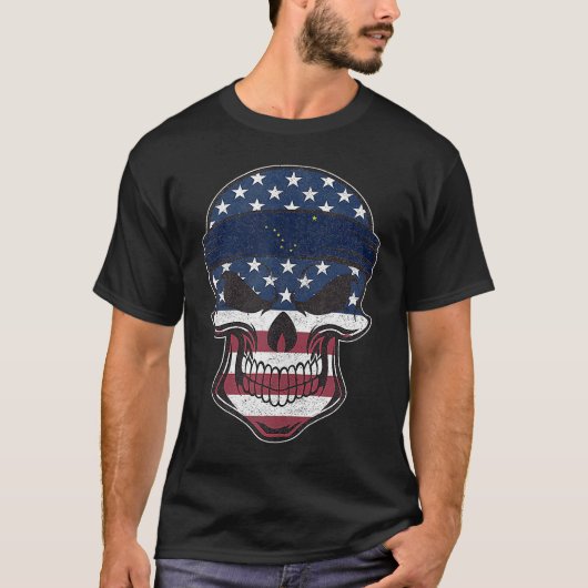 Alaska American Flag Skull  State Flag Alaska Root Tシャツ (正面)