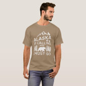 Alaska Is Calling And I Must Go Funny Alaska Shirt Tシャツ (正面フル)