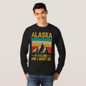 Alaska Is Calling Funny Men Women Alaska Clothing Tシャツ (正面フル)