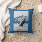 AlaskaHumpbackのクジラのヴィンテージ旅行ポスター クッション (ブランケット)