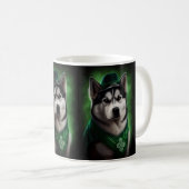 Alaskan Malamute dog in St. Patrick's Day Dress コーヒーマグカップ (正面右)