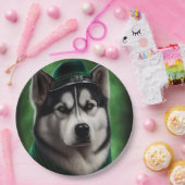 Alaskan Malamute dog in St. Patrick's Day Dress ペーパープレート (パーティー)
