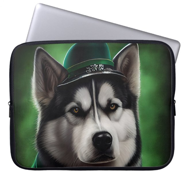 Alaskan Malamute dog in St. Patrick's Day Dress ラップトップスリーブ (正面)