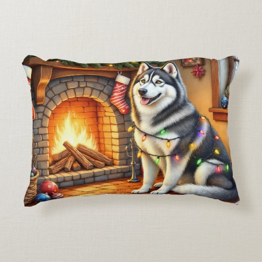 Alaskan Malamute Fireplace with Christmas Lights アクセントクッション (正面)