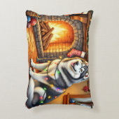 Alaskan Malamute Fireplace with Christmas Lights アクセントクッション (正面(垂直))