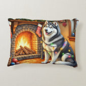Alaskan Malamute Fireplace with Christmas Lights アクセントクッション (裏面)