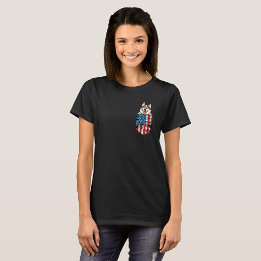 Alaskan Malamute Pocket 4th of July American Flag  Tシャツ (正面フル)