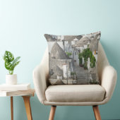 Alberobello、Pugliaのtrulliの家が付いている通り クッション (椅子)