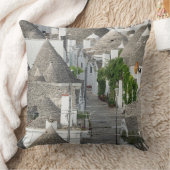 Alberobello、Pugliaのtrulliの家が付いている通り クッション (ブランケット)