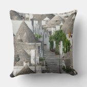 Alberobello、Pugliaのtrulliの家が付いている通り クッション (裏面)