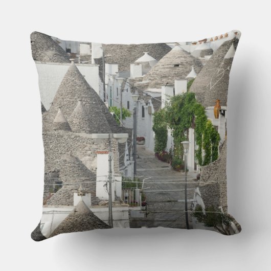 Alberobello、Pugliaのtrulliの家が付いている通り クッション (裏面)
