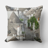 Alberobello、Pugliaのtrulliの家が付いている通り クッション (正面)