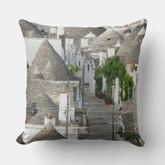 Alberobello、Pugliaのtrulliの家が付いている通り クッション (正面)