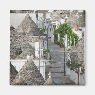 Alberobello、Pugliaのtrulliの家が付いている通り マグネット