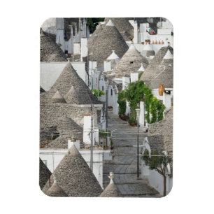 Alberobello、Pugliaのtrulliの家が付いている通り マグネット