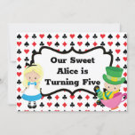 Alice in Wonderland Kidsブラックレッド誕生日パーティー 招待状<br><div class="desc">ワンダーランドの可愛いアリスのテーマパーティー招待状の子供の誕生日。小さな女の子のアリスは青いドレスを着て、不機嫌の帽子屋は赤と黒のカードパターンのデッキの上に座って、スペードとダイヤモンドのシンボルを特徴としている。カーカスタマイズドの後ろに子供のパーティー詳細をカッコいい置いて</div>