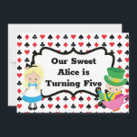 Alice in Wonderland Kidsブラックレッド誕生日パーティー 招待状<br><div class="desc">ワンダーランドの可愛いアリスのテーマパーティー招待状の子供の誕生日。小さな女の子のアリスは青いドレスを着て、不機嫌の帽子屋は赤と黒のカードパターンのデッキの上に座って、スペードとダイヤモンドのシンボルを特徴としている。カーカスタマイズドの後ろに子供のパーティー詳細をカッコいい置いて</div>