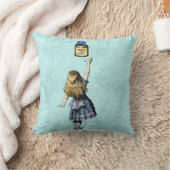 Alice Reachs For the Drink Me Potionボトル クッション (ブランケット)