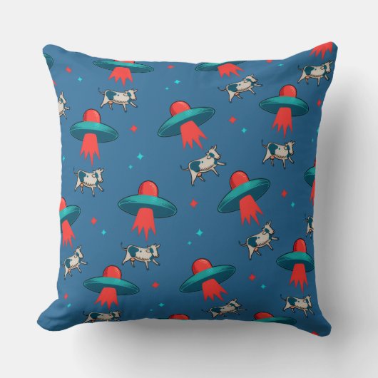Alien Cow Abduction Throw Pillow クッション (正面)