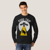 Alien cow abduction UFO spaceship Road trip Tシャツ (正面フル)