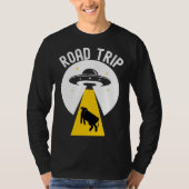 Alien cow abduction UFO spaceship Road trip Tシャツ (正面)
