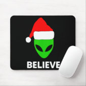 Alien Green Face Christmas Santa Hat Believe  マウスパッド (マウス)