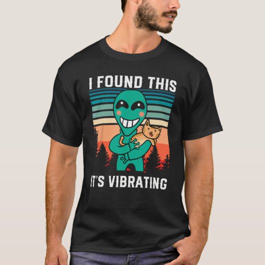 Alien holding purring cat  I Found This  It s Vibr Tシャツ (正面)