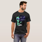 Alien Studying Solving Math Science Physics Equati Tシャツ (正面フル)